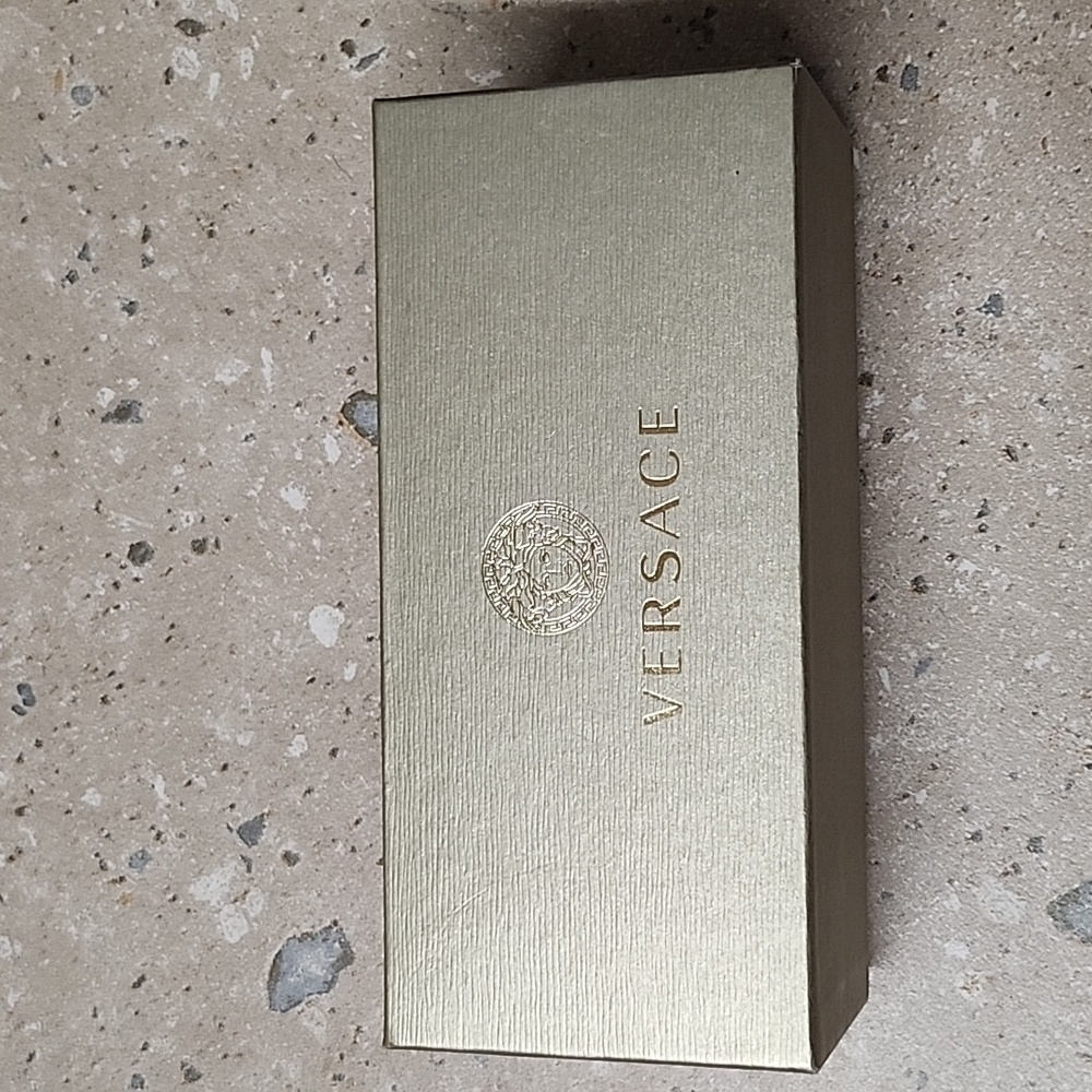 Empty box - Picture 1 of 5